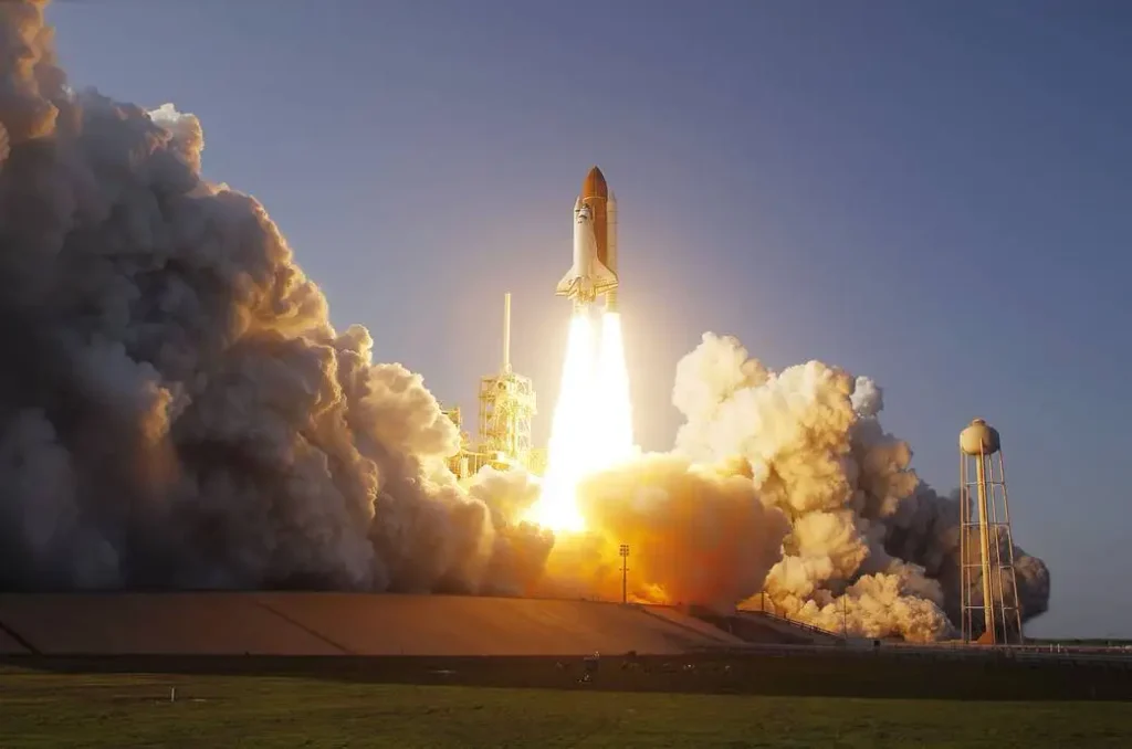 1984, Estados Unidos lanza por primera vez el transbordador espacial Discovery