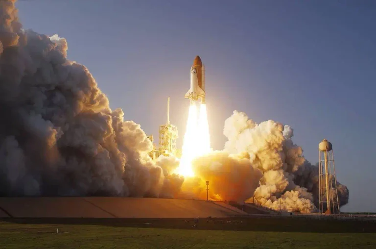 1984, Estados Unidos lanza por primera vez el transbordador espacial Discovery