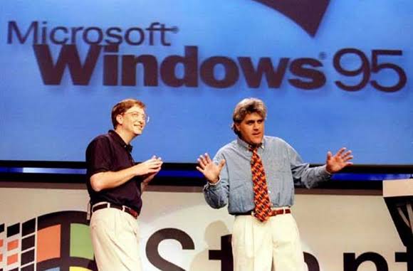 1995, Bill Gates lanza la primera versión de Microsoft Internet Explorer