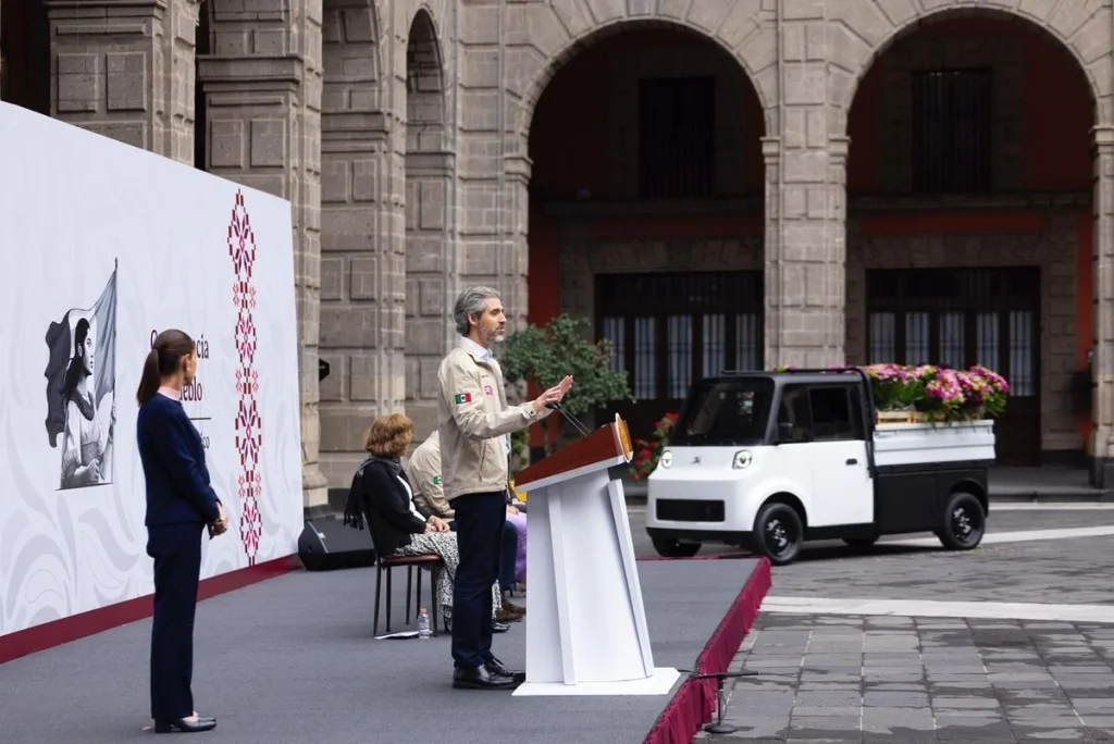Presentan en la mañanera el prototipo del vehículo eléctrico Olinia para carga