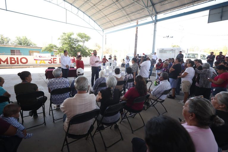 Recorre alcalde Ortiz Orpinel el Valle de Juárez, escucha y entrega apoyo alimentario
