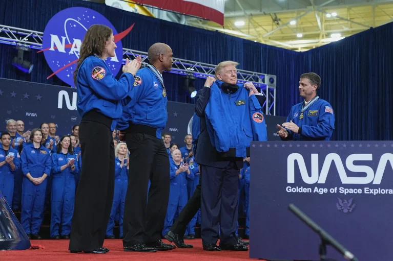 Trump creates a space academy and honors the Artemis astronauts