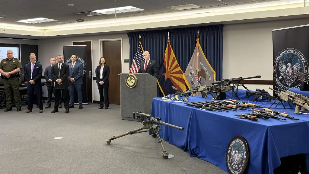 Una de cada dos armas ilegales en México entran por la frontera con Arizona