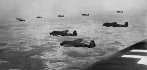 1940, La Alemania nazi comienza la Batalla de Inglaterra con bombardeos sostenidos y especialmente intensos sobre Londres