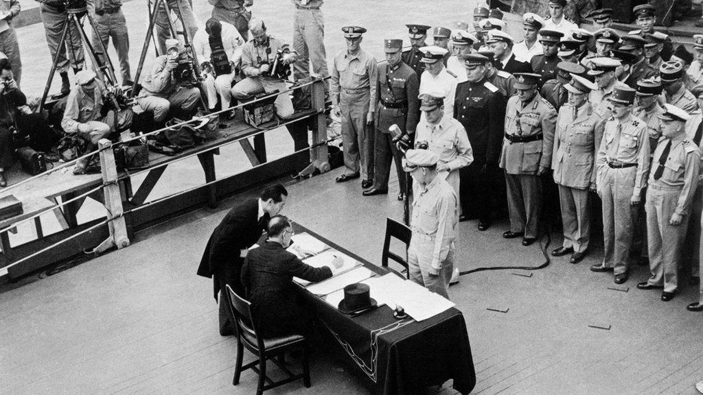 1945, Japón firma el acta de rendición incondicional a bordo del acorazado Missouri