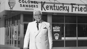 1952, la cadena de comida rápida Kentucky Fried Chicken, más conocida por sus siglas KFC, abre su primera franquicia en Estados Unidos