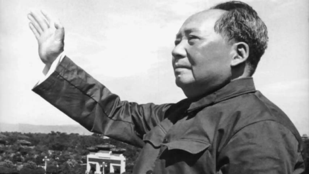 1954, el Congreso Nacional Popular de China aprueba una nueva Constitución y Mao Tse Tung es nombrado jefe del Estado