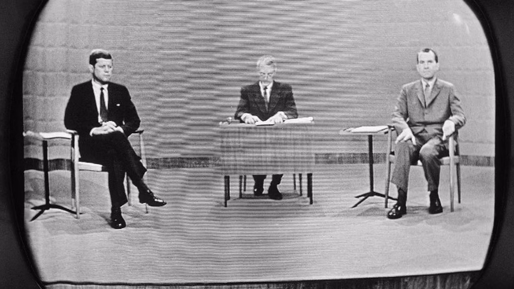 1960, John F. Kennedy y Richard Nixon celebran el primer debate televisivo entre dos candidatos a la Casa Blanca
