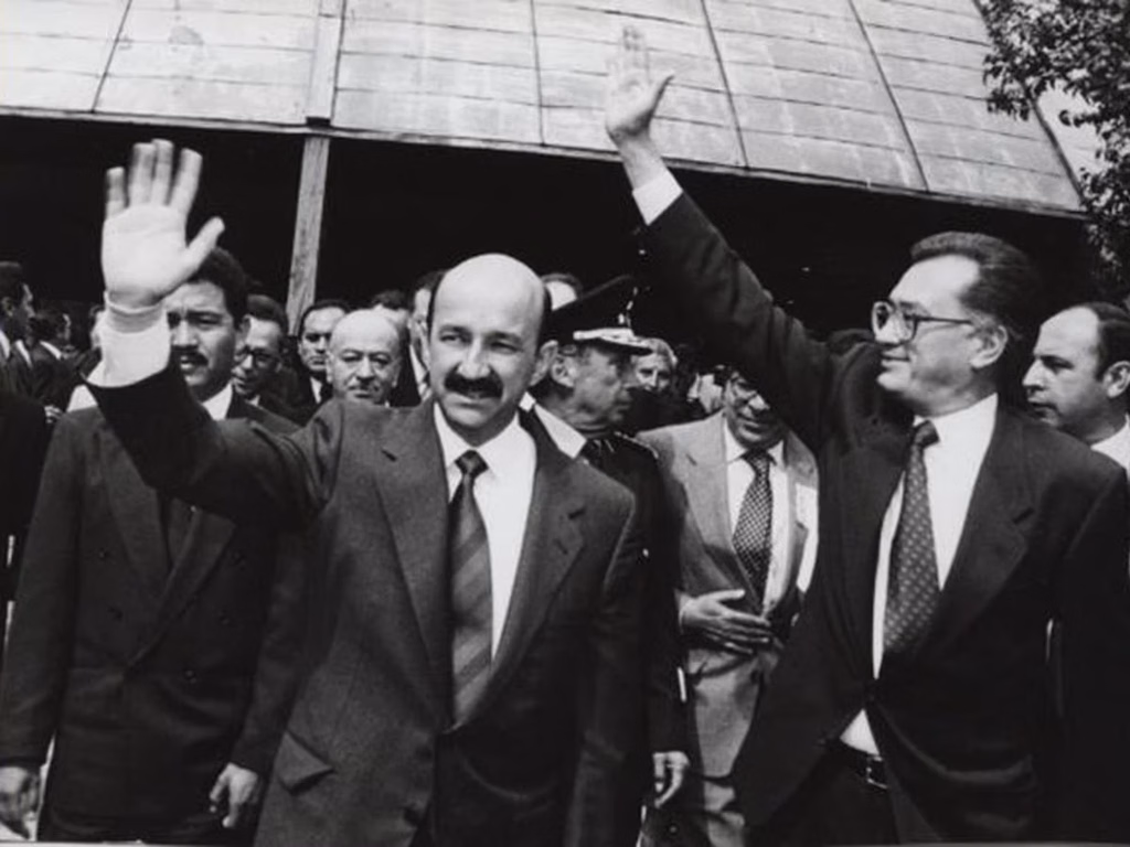 1988, Carlos Salinas de Gortari es proclamado presidente electo de México