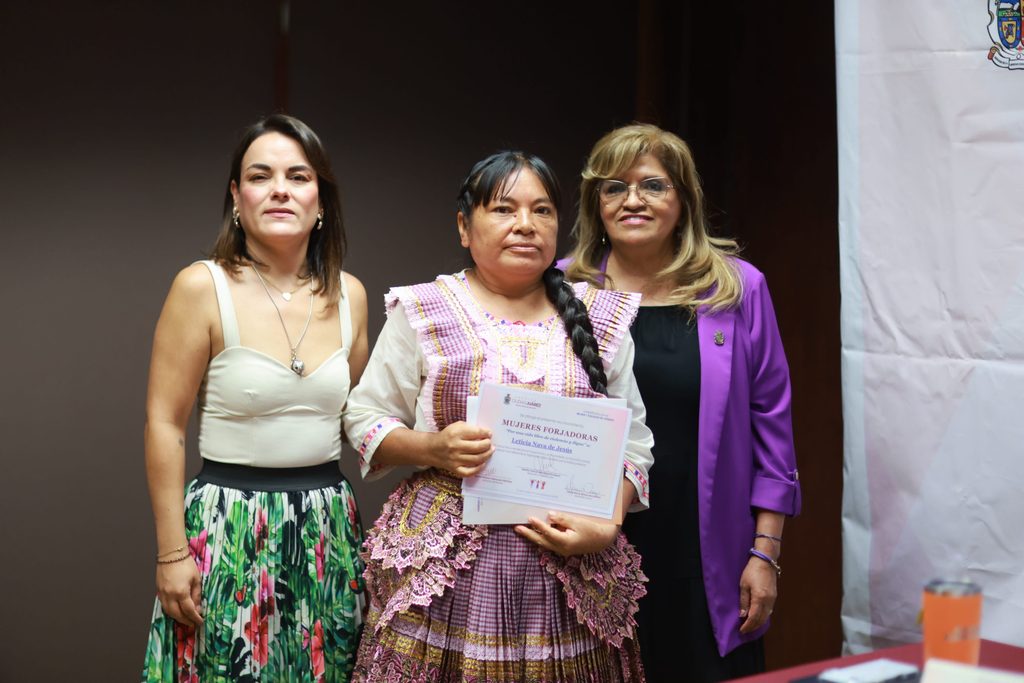 Entregan premio Mujeres Forjadoras a representante de los pueblos indígenas