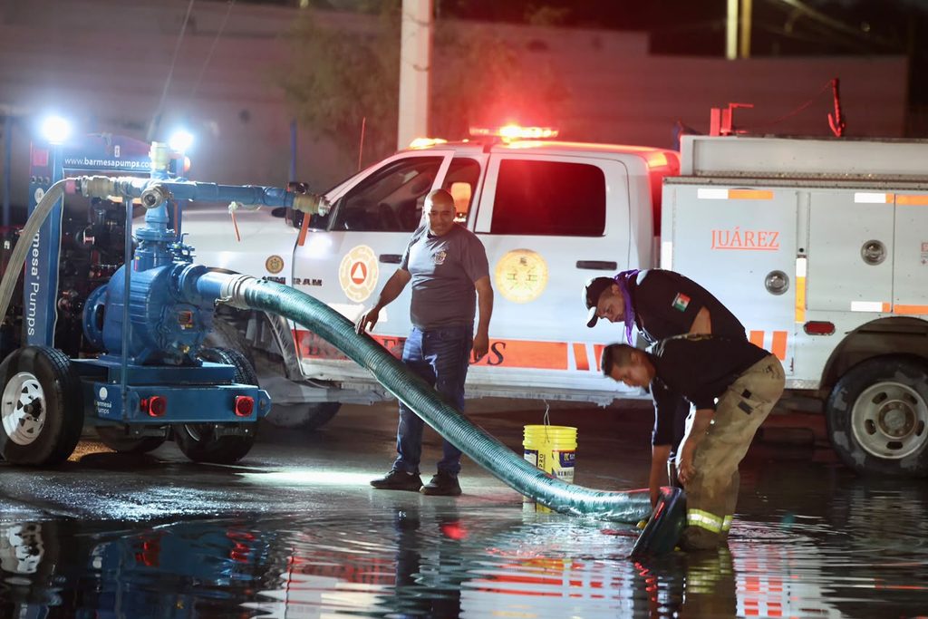 Gobierno Municipal interviene para atender encharcamientos en avenida Juárez Porvenir ante deficiencias en la red de drenaje