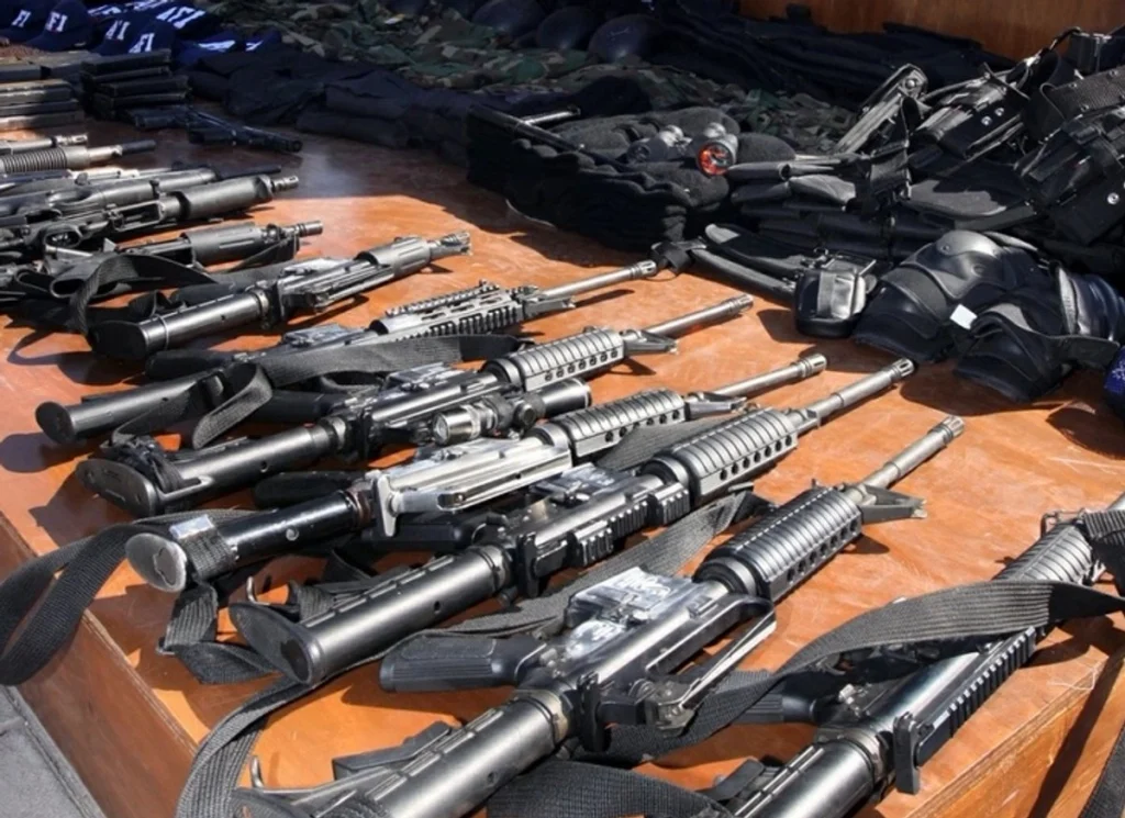 Siete de cada 10 armas que usa el crimen organizado en México llegan desde EU