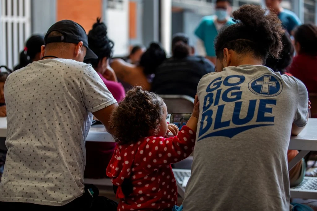 Vulnerables, los migrantes extranjeros que deporta EU a México; son mil cada mes