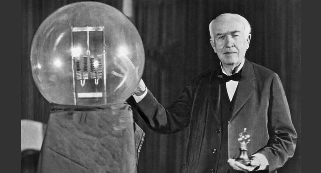 1879, Thomas Alva Edison inventa la bombilla de luz eléctrica