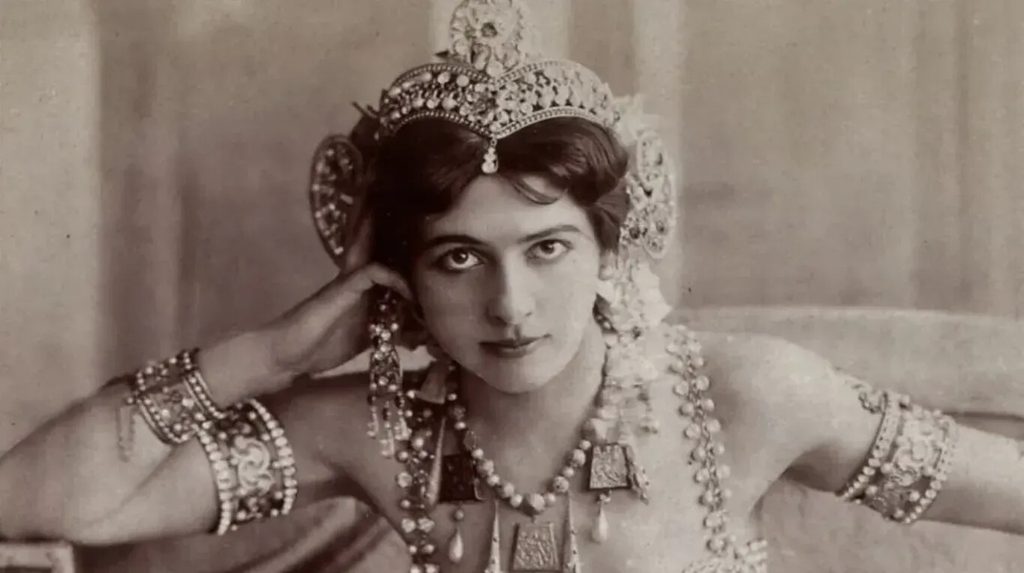1917, la célebre espía y bailarina Mata Hari es fusilada en el bosque de Vincennes, cerca de París, por pasar información a Alemania