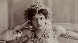 1917, la célebre espía y bailarina Mata Hari es fusilada en el bosque de Vincennes, cerca de París, por pasar información a Alemania