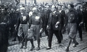 1922, tiene lugar la %22Marcha sobre Roma%22, organizada por Benito Mussolini, dirigente del Partido Nacional Fascista, que marcó el comienzo del gobierno fascista en Italia