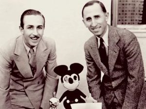 1923, los hermanos Walt y Roy Disney fundan la compañía de entretenimiento The Walt Disney Company en Los Ángeles, California