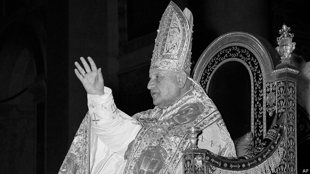 1958, es elegido papa, en el cuarto día de cónclave, el cardenal Angelo Giuseppe Roncalli, que toma el nombre de Juan XXIII