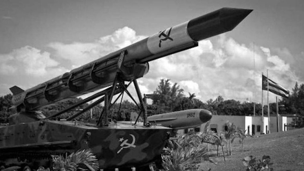 1962, crisis de los misiles el presidente Kennedy, ante la evidencia de misiles rusos en Cuba, decreta el bloqueo de todos los buques con material bélico