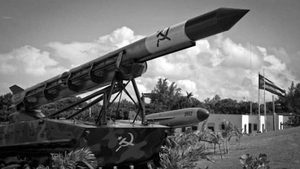 1962, crisis de los misiles el presidente Kennedy, ante la evidencia de misiles rusos en Cuba, decreta el bloqueo de todos los buques con material bélico