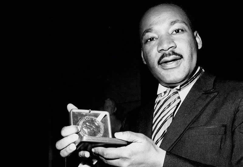 1964, el activista estadounidense Martin Luther King recibe el Premio Nobel de la Paz