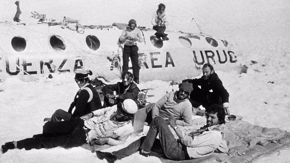 1972, un avión en el que viajaban 45 personas, entre ellas el equipo de rugby uruguayo Old Christian Club, se estrella en los Andes