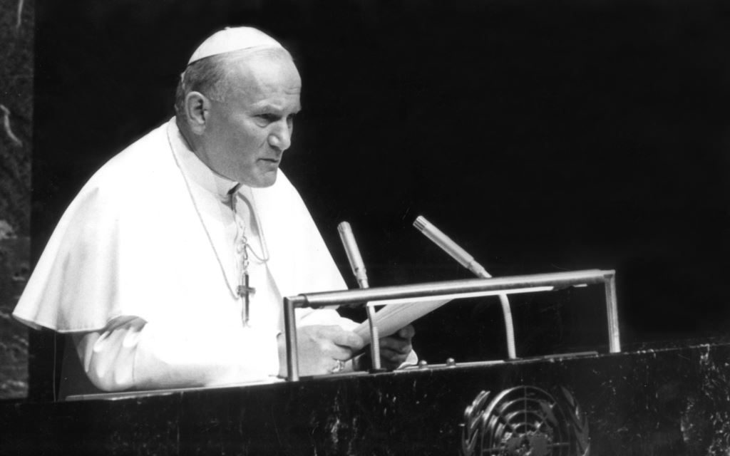 1979, Juan Pablo II condena en la ONU toda violación de los derechos humanos como causa de las guerras