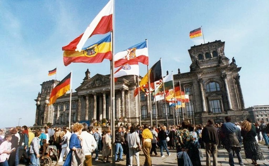 1990, la República Democrática de Alemania se integra en la República Federal Alemana. El acto de unificación se realiza en Berlín, capital de la Alemania unida