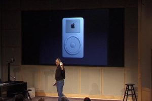 2001, Apple lanza el iPod, su reproductor multimedia portátil de música digital