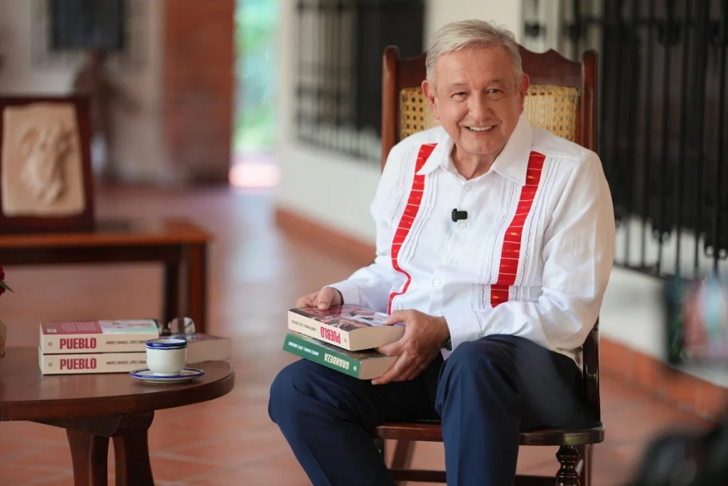 %22Ronald Johnson actúa como un entrometido policía%22, asegura AMLO en su libro