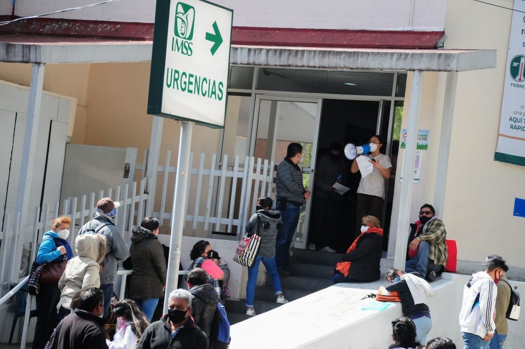 Personal médico utiliza un altavoz para nombrar a un familiar de enfermo por Covid 19 y brindarle informes sobre su estado de salud.