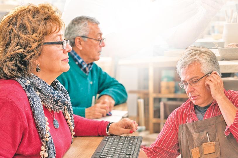 Economía plateada en México apuesta de los adultos mayores para emprender