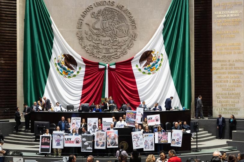 Entre acusaciones de censura y choque del PRI y MC, avalan 'Ley Antimemes' en lo general