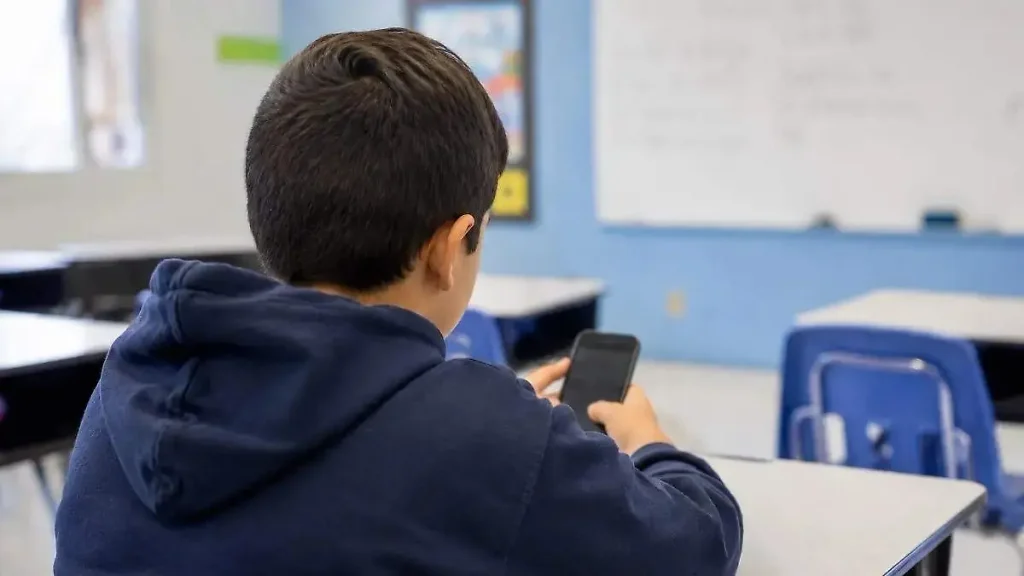 La SEP tendrá medio año para definir el resguardo de los celulares en las escuelas