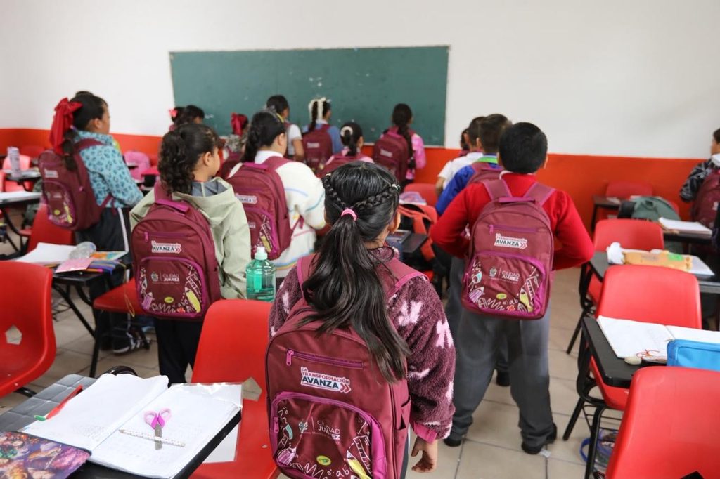 Más de 86 mil estudiantes de escuelas públicas recibieron ya mochilas y loncheras