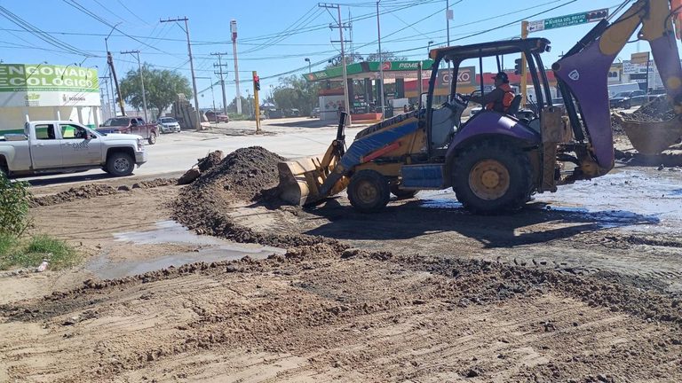 Obras públicas del Estado lleva a cabo desazolve en zona de Riberas del Bravo
