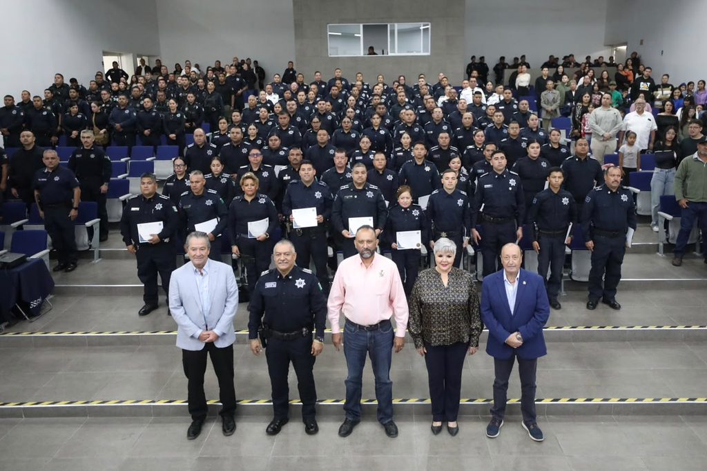 Reconoce alcalde a 122 policías por su desempeño y años de servicio en Juárez